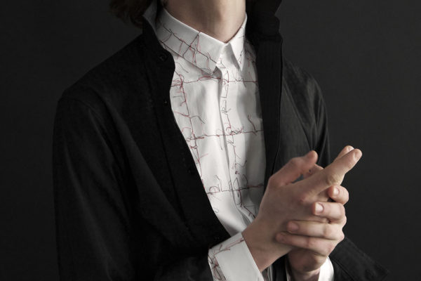 DIOR HOMME: Chemise en coton à surpiqûres effilochées, chemise en coton noir et pantalon de laine avec galon Dior Homme.