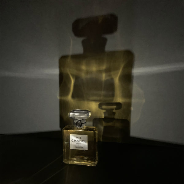 Le parfum N°5 de Chanel fête ses cent ans. ©Buonomo & Cometti