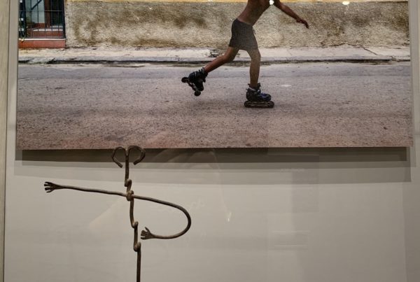 La Havane, Cuba, 2019 ©Steve McCurry VS Figure d'autel, Dagari, Ghana ©Musée Barbier Mueller. Photo ©Isabelle Cerboneschi