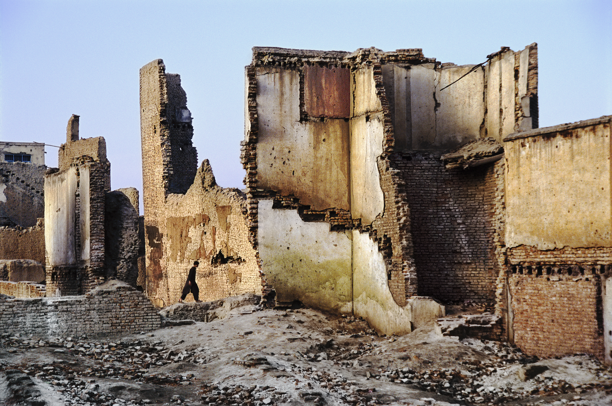 Un homme marche dans les ruines, Kaboul, Afghanistan, 2003 ©Steve McCurry