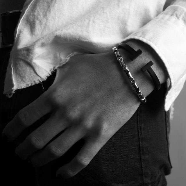Bracelet :Tiffany T , Louis Vuitton joaillerie, ligne volt ©Buonomo & Cometti
