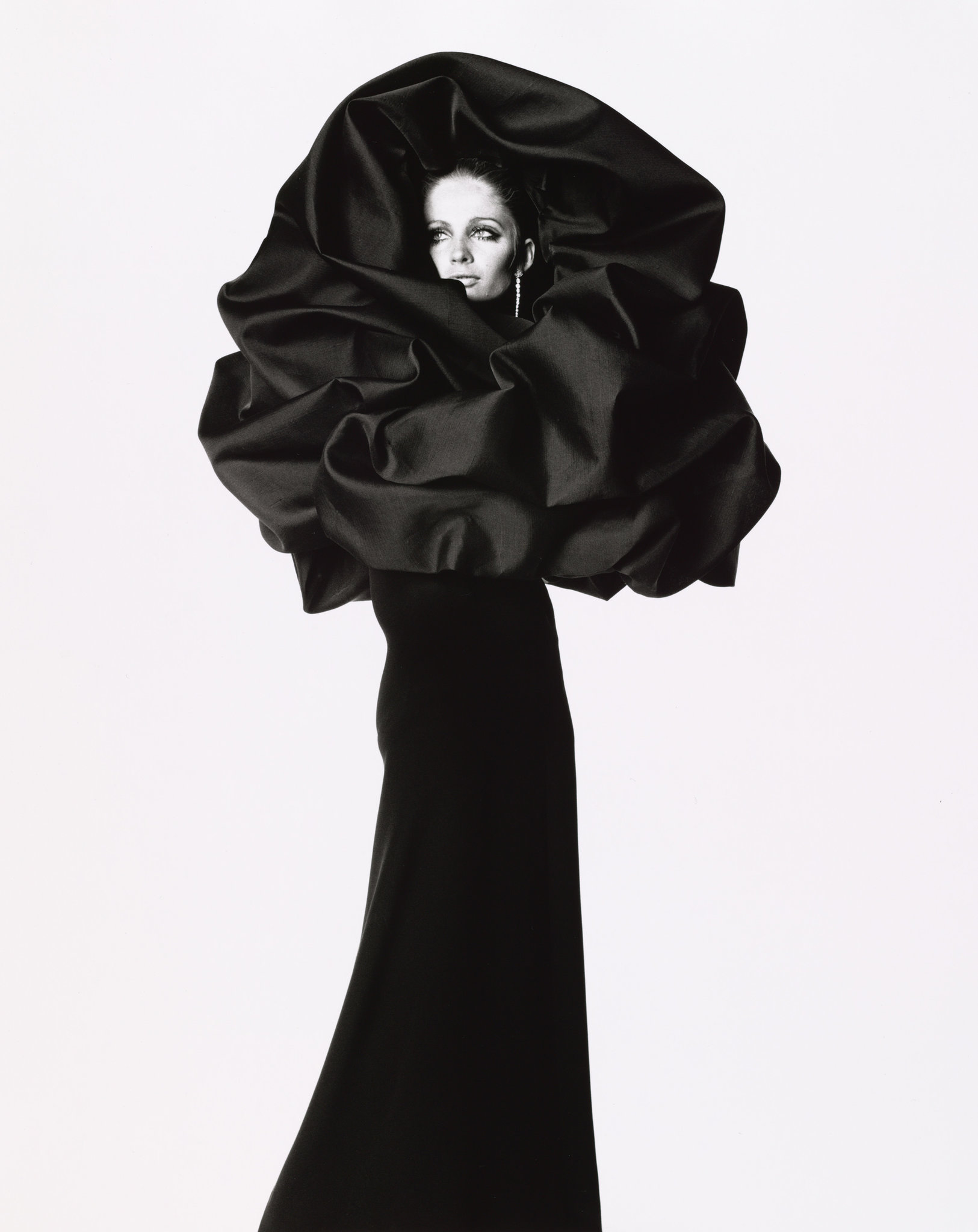 Cape en gazar noir 1957, Balenciaga. Courtesy of Archives Balenciaga, Paris