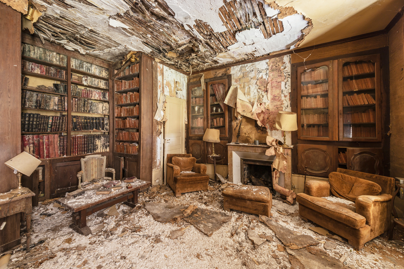 Une bibliothèque à l'abandon ©Romain Veillon
