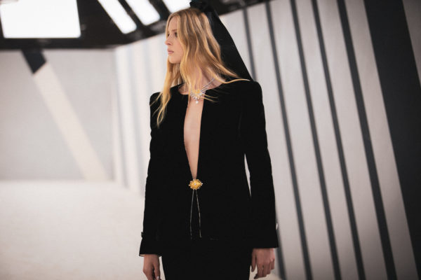 Chanel haute couture automne hiver 2022-23 Fall-Winter 22-23 look 24 Collier Soleil Doré collection 1932 Chanel haute joaillerie. Copyright Chanel