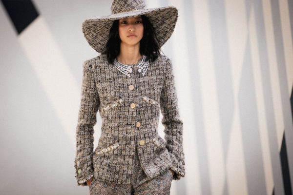 Chanel haute couture automne hiver 2022-23 Fall-Winter 22-23 look 7. Collier Comète Constellation collection 1932 Chanel haute joaillerie. Copyright Chanel