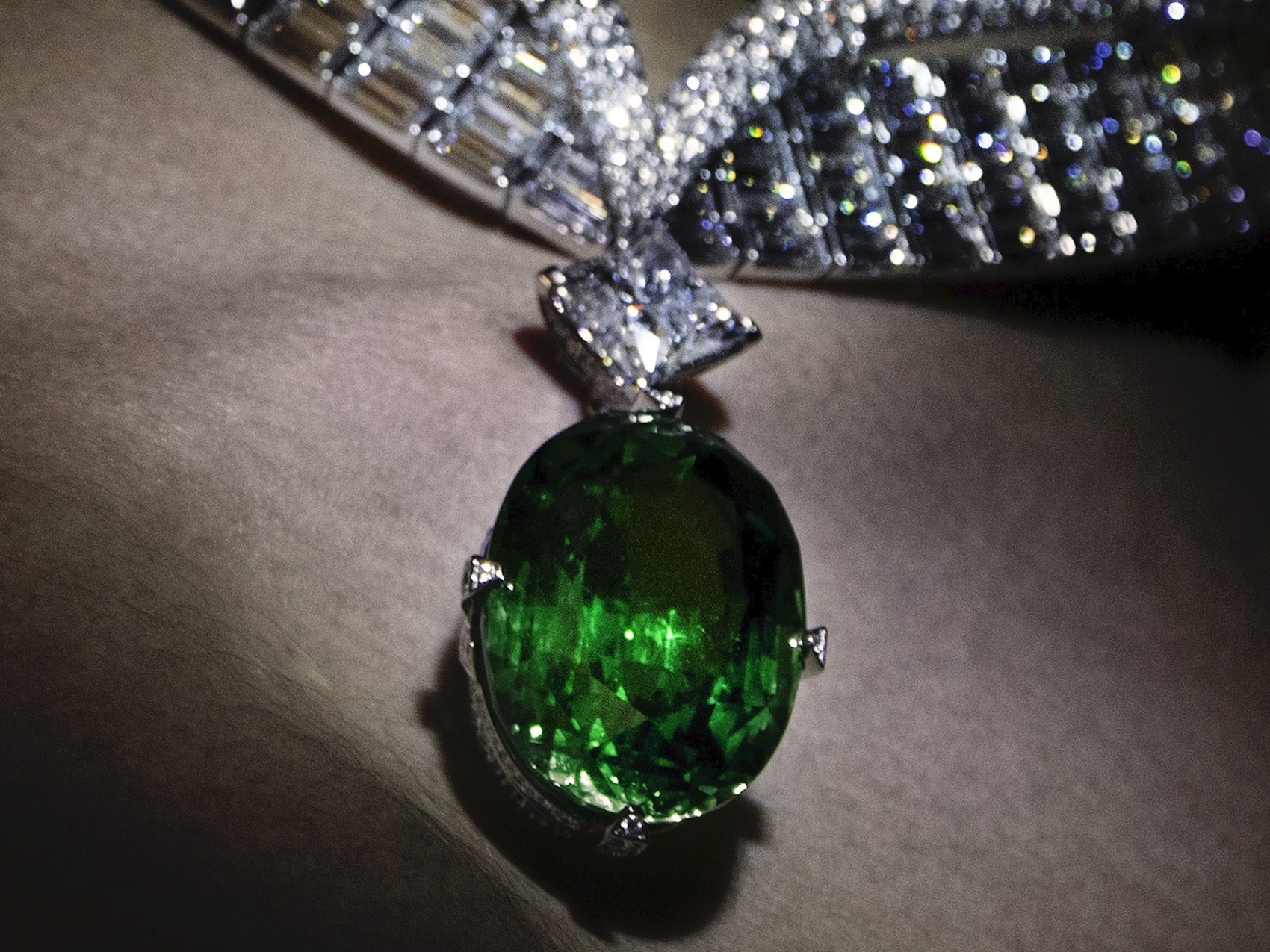 Le collier Grace, de la collection Louis Vuitton Spirit, est serti d’une tsavorite de 65 carats. ©Buonomo & Cometti