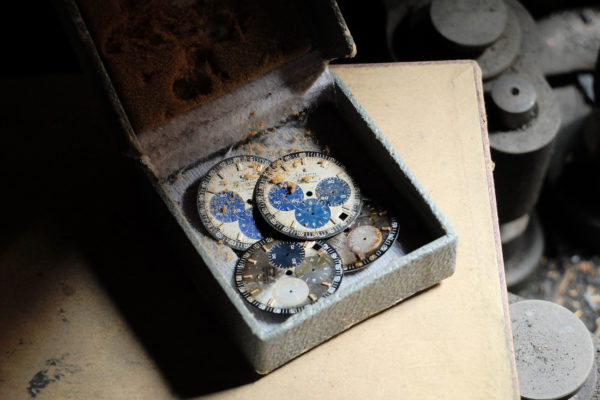 Une boîte contenant des cadrans d'époque trouvés dans le grenier secret de la manufacture Zenith ©Zenith