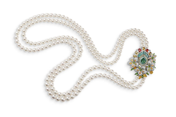 Collier de perles avec un motif en or éthique blanc 18 carats, certifié Fairmined, serti de béryls, d’opales, de péridots, de saphirs multicolores et de tourmalines - Red Carpet Collection ©Chopard