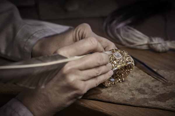 Bracelet Tweed Byzance en cours de polissage, collection de haute joaillerie Tweed de Chanel Atelier Chanel ©Chanel