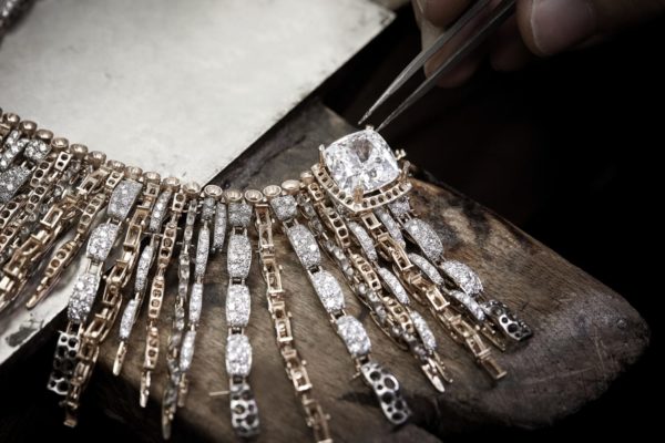 Ajustement de la pierre de centre du Collier Tweed Couture Patrimoine, un diamant de taille coussin de 10,20 carats ©Chanel haute joaillerie