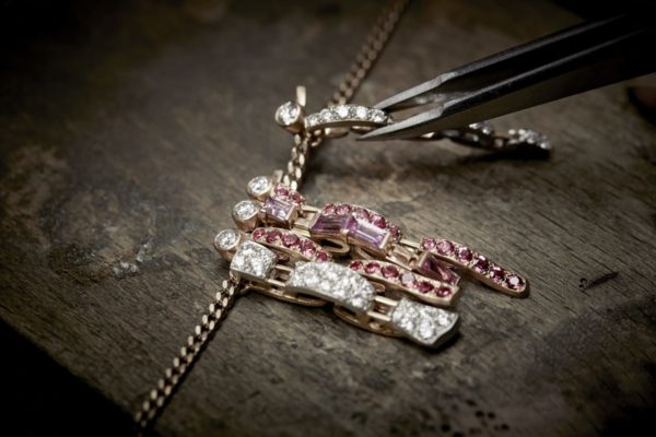 Assemblage des éléments du collier Chanel Tweed Couture Patrimoine. ©Chanel haute joaillerie