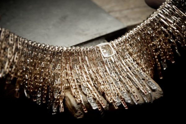 Assemblage final du collier Chanel Tweed Couture Patrimoine. ©Chanel haute joaillerie