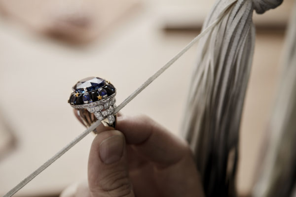Bague « Tweed Astral » en cours de polissage, collection de haute joaillerie Tweed de Chanel Atelier Chanel ©Chanel