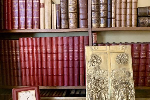 Les livres reliés de cuir de Gabrielle Chanel dans la Bibliothèque 31 rue Cambon ont inspiré la teinte "Roman" ©Isabelle Cerboneschi