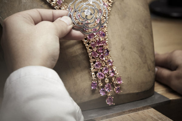 Essayage de la broche sur le collier « Tweed Camélia » de la collection de haute joaillerie Tweed de Chanel. Chanel Savoir Faire ©Chanel