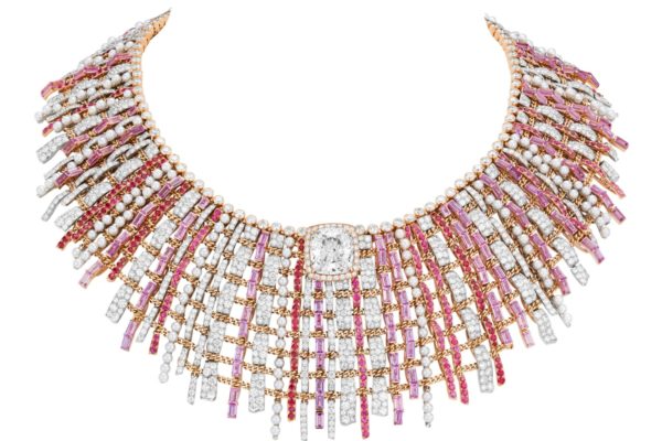 Le collier Chanel Tweed Couture Patrimoine en platine et or rose serti de saphirs roses, de diamants et d'un diamant de taille coussin de 10,20 carats. ©Chanel haute joaillerie