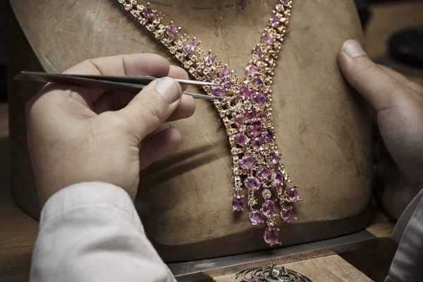 Placement des saphirs roses sur le collier « Tweed Camélia » de la collection de haute joaillerie Tweed de Chanel. Chanel Savoir Faire ©Chanel