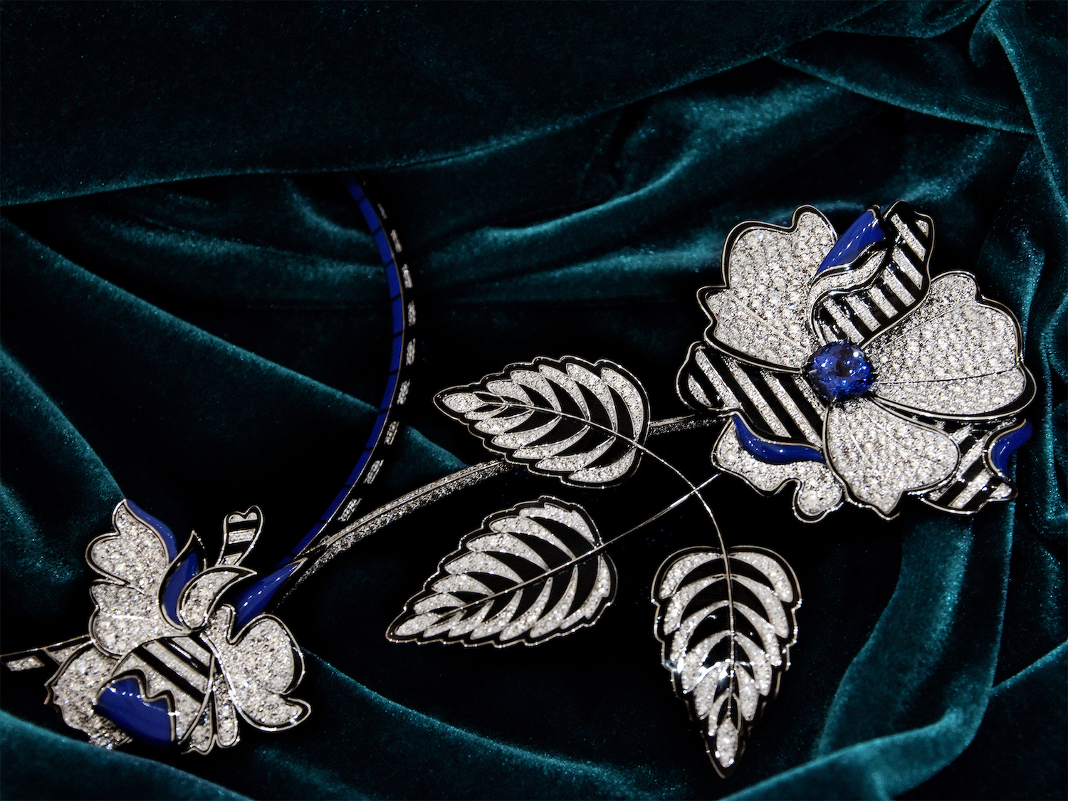 Boucheron, collection More is More, collier Out of the Blue ©Buonomo & Cometti