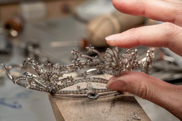 Tiara surrounded by a shower of stars and diamond droplets Red Carpet Collection Making of (4) ©Chopard