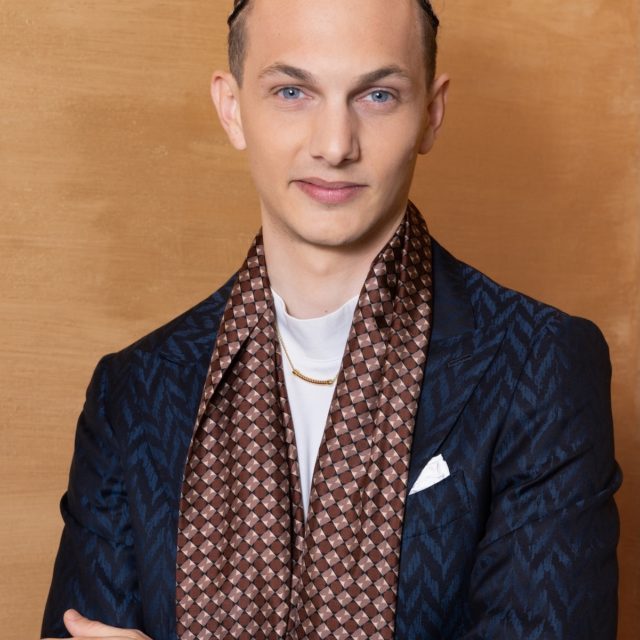 Le Chef étoilé Danny Khezzar porte une montre Octo Finissimo Skeleton 8 Days en titane signée Bvlgari