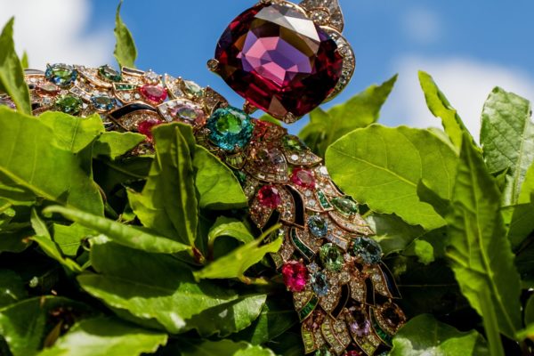 Le collier Celestial Mosaic Necklace de Bvlgari est inspiré de la mosaïque « L’Arbre de vie » datant de l’ère omeyyade (VII et VIIIe siècle) et visible au palais de Hisham à Jéricho. Il possède en son cœur un spinelle de 131,21 carats originaire du Tadjikistan.