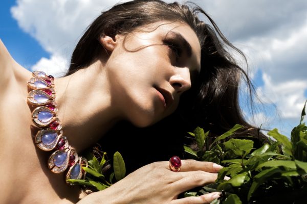 La parure Chalcedony Sinuosity de Bvlgari portée par un mannequin, joue sur les tons célestes avec ses neuf calcédoines cabochons totalisant 114,59 carats et ses 14 calcédoines rondes (34,98 ct) qui s’harmonisent avec 13 rubellites cabochons (26,45 ct) et des diamants.