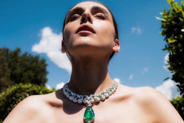 Le collier Emerald Exuberance de la collection de haute joaillerie Polychroma de Bvlgari est serti d'une émeraude centrale de 51,10 carats provenant de Colombie.