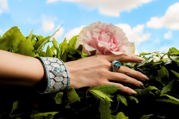 La Montre Serpenti Cleopatra mini de Bvlgari est sertie de diamants et d’une tourmaline Paraiba de 20,58 cts.