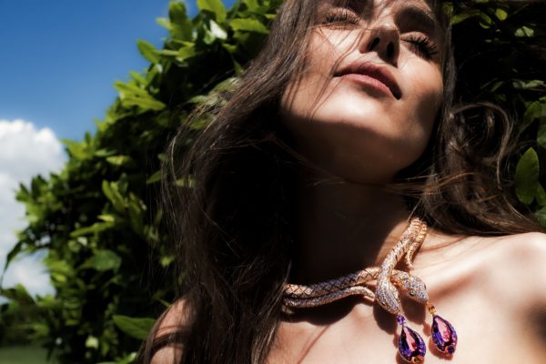 Une partie du collier Serpenti Invisible Violet se détache pour devenir une paire de boucles d'oreilles en or rose serties de deux spinelles rose de 20,04 ct.