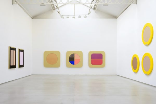 Une vue de l'Installation Palette of Shadows de l'artiste Sylvie Fleury, en 2018 à la Galerie Thaddaeus Ropac à Paris Photo: Charles Duprat ©: L'artiste et la Galerie Thaddaeus Ropac