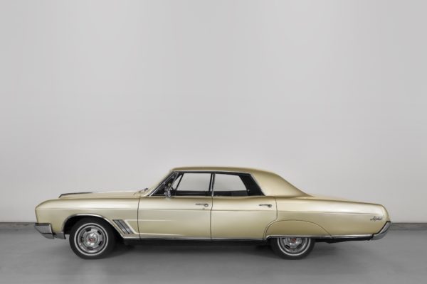 Sylvie Fleury - Skylark 1992, la Buick dorée de Sylvie Fleury. Photo: Annik Wetter