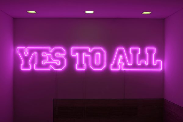 Photo de l'œuvre d'art de Sylvie Fleury - Yes to All, 2006 présentée lors de «Visioni del Paradiso» à Istituto Svizzero de Rome en 2006. Photo: F. Stipari.