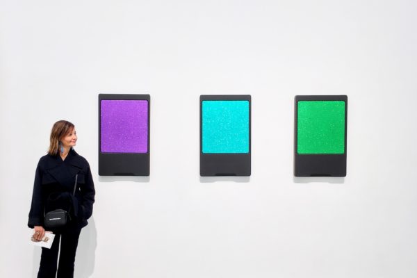L'artiste Sylvie Fleury pose devant ses œuvres EYE SHADOWS, au Salon 94 à New York en 2017 Photo: Diego Sanchez