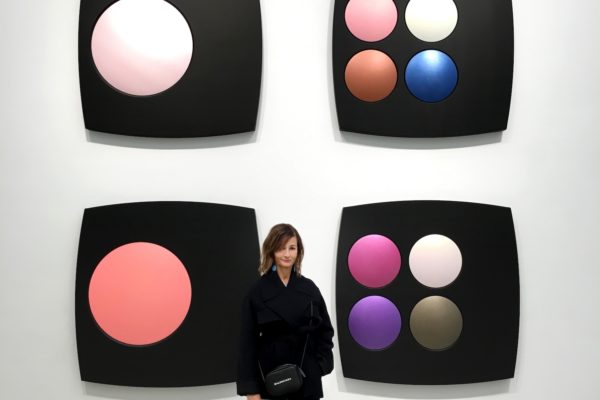 Sylvie Fleury devant EYE SHADOWS au Salon 94, de New York en 2017 Photo: Diego Sanchez