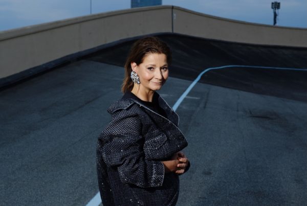 Portrait de l'artiste Sylvie Fleury à la Fondation Agnelli en 2022 par Diego Sanchez