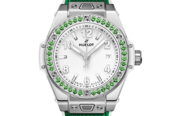 La montre Joyful Apple Green sertie de tsavorites sur fond blanc. ©Hublot