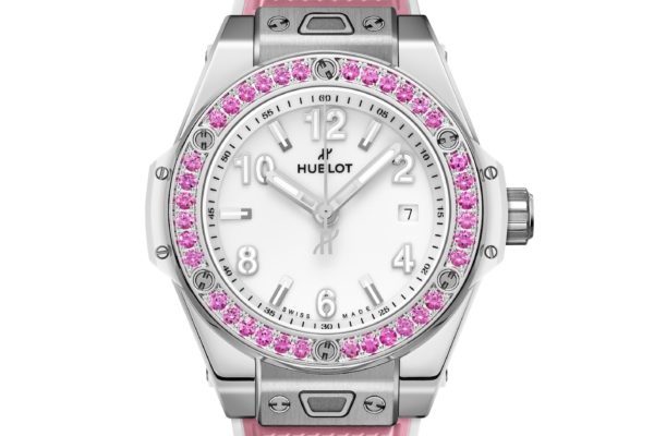 La montre Joyful Pink avec sa lunette sertie de saphirs roses est photographiée sur un fond blanc. ©Hublot