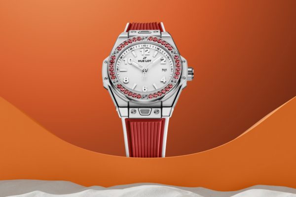 Le modèle Big Bang One Click Joyful Red avec sa lunette sertie de spinelles rouges est présentée sur un fond rouge ©Hublot