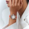 Un modèle porte la montre Big Bang One Click Joyful orange avec des saphirs oranges. ©Hublot