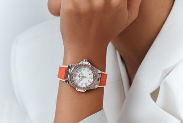 Un modèle porte la montre Big Bang One Click Joyful orange avec des saphirs oranges. ©Hublot